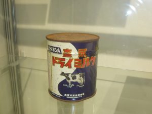 医学資料室企画展示（森永ヒ素ミルク中毒事件の未開封ミルク缶公開）の 