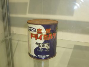 医学資料室企画展示（森永ヒ素ミルク中毒事件の未開封ミルク缶公開）の